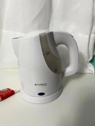 chaleira elétrica branca Cadence 1 litro 220V