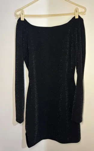 Vestido preto brilhoso com costas abertas e corrente