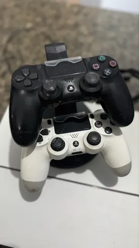 PlayStation 4 com 2 controles 
