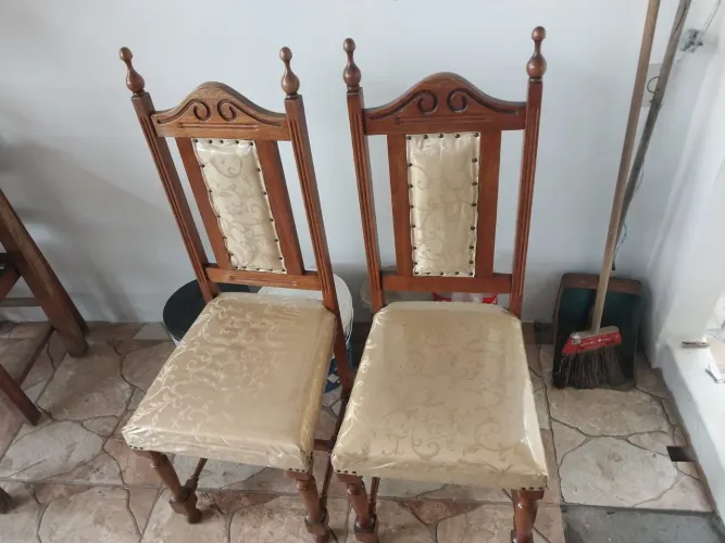 2 cadeiras pra altar de madeira raridade.