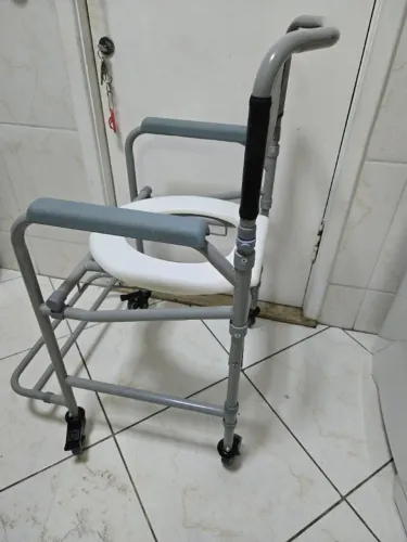 Cadeira higiênica nova em excelente estado