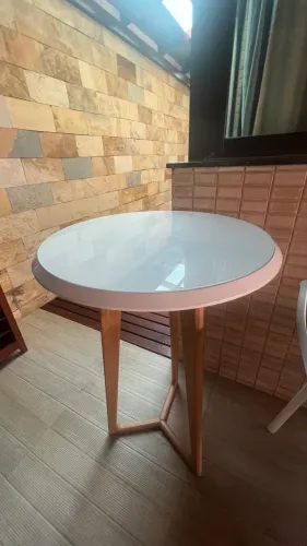 Mesa alta bistrô madeira maciça com tampa de vidro 