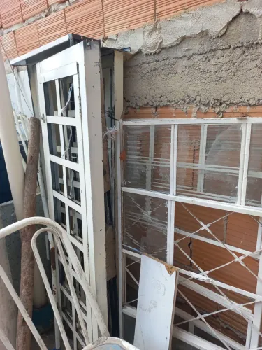 Vendo telhas e janelas vasculhantes e pia de banheiro
