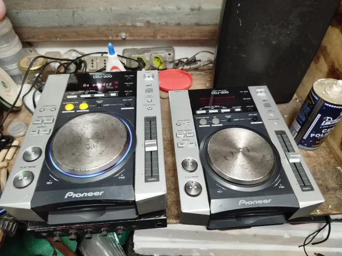 PAR DE CDJ PIONEER CDJ 200