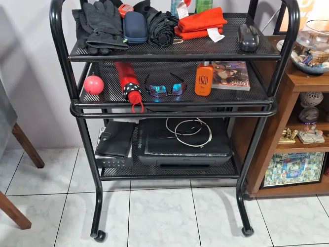 Mesa para computador ou enfeites marca Tokstok medidas 71x60x98(largura x profundidade)