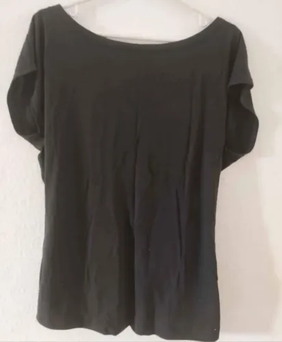 Blusa preta decote V mas costas