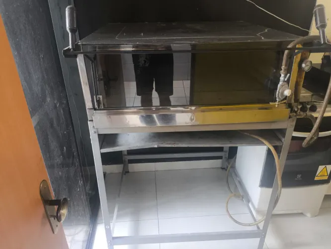 Forno profissional para pizzaria, equipamento muito bom, assa até 04 piizzas grandes.