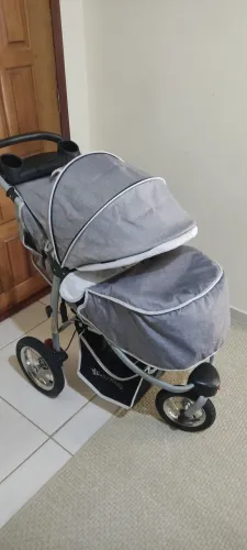 Carrinho com bebê conforto acoplado