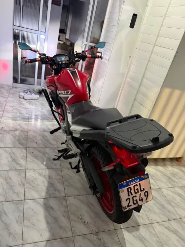 Moto cb Twister 250 cilindradas.