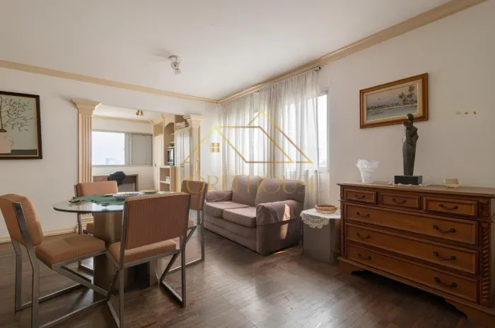 Apartamento para locação com 110m² no Jardins. O imóvel possui 3 quartos, sendo 1 suíte e