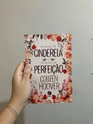 LIVRO EM BUSCA DE CINDERELA + EM BUSCA DE PERFEIÇÃO - COLLEN HOOVEE