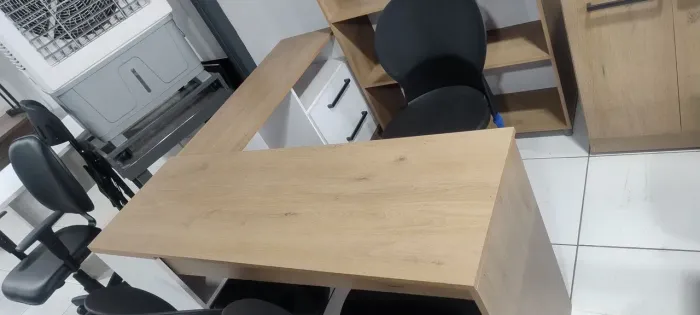 Mesa L compacta,1.36 x 1.36 ,com armário junto