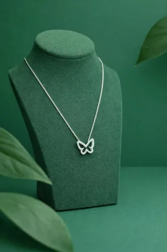 Colar borboleta cravejado vazado