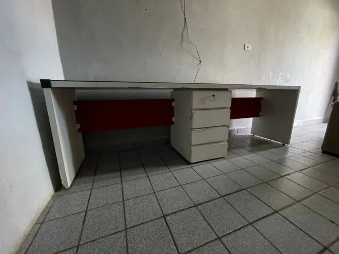 Mesa para loja ou escritório com tampo de vidro