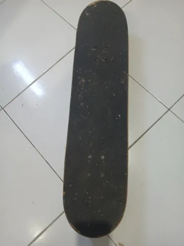 Skate do luffy seminovo 80 cm por 20 cm só foi usado 5 vezes preço negociável