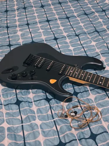 Guitarra Stratocaster Tagima Sixmart com efeitos