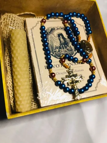 Caixas personalizadas com terço, vela cera de abelha e devocionário católico. 