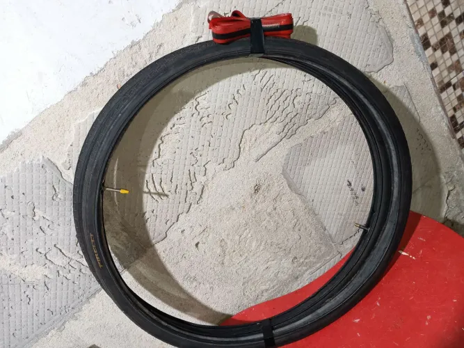 Par de pneu Pirelli Touring 700x35c (acompanha 2 câmaras de ar e 2 fita anti furos)
