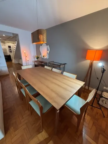 Mesa de jantar ade madeira maciça retangular com 8 cadeiras marca Novo Ambiente MARAVILHOS