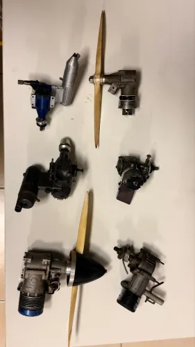 Motor aeromodelo combustão - Lote com 9, mais hélices e tanques! Barbada!
