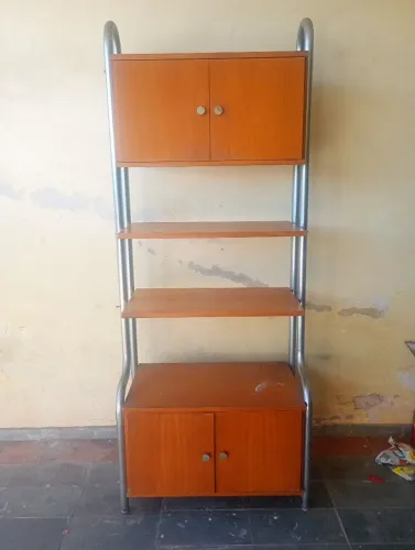Estante modular, estrutura tubular com madeira