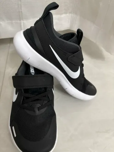 Tênis Nike número 32  novo .