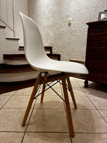 Cadeira e infelizmente branca