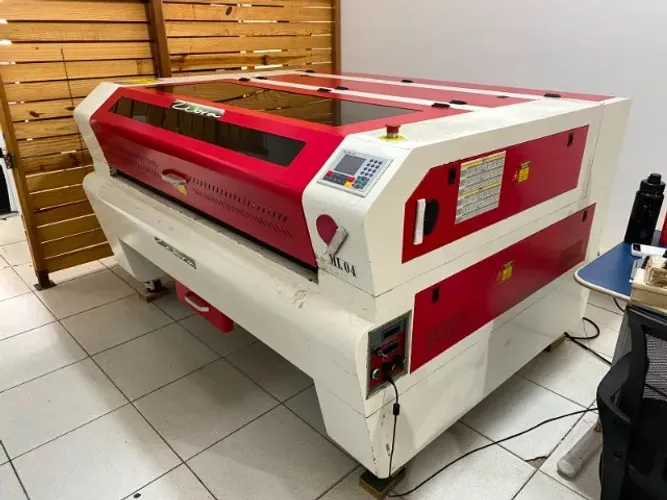 Máquina a laser (tamanho de corte 140 x 90) semi-nova