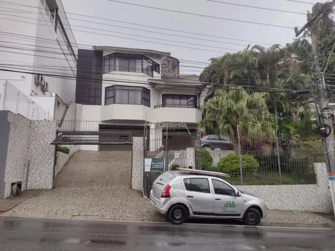 Casa residencial de alto padrão em localização privilegiada com 04 dormitórios