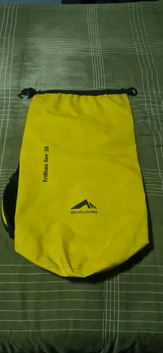Bolsa tipo mochila estanque medindo 66cm x 36cm x 20cm  sem detalhes ou rasgos 