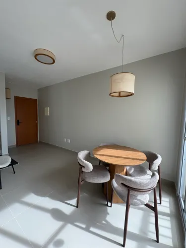 Vende-se mesa redonda