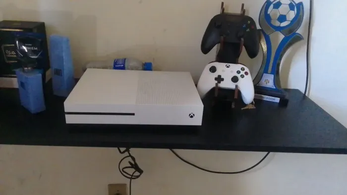 Estou vendendo Xbox por 1.500 reais vem com dois controle