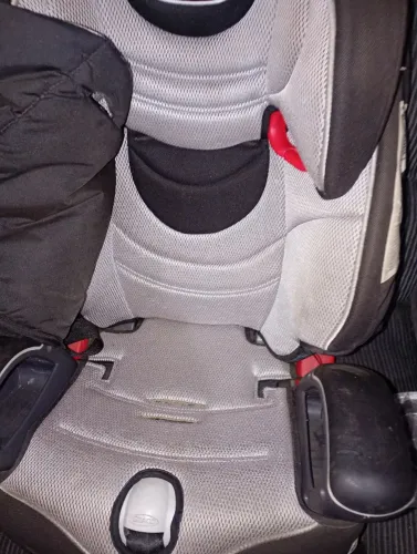 Vendo uma cadeirinha pra carro transporta criança sem inov *a