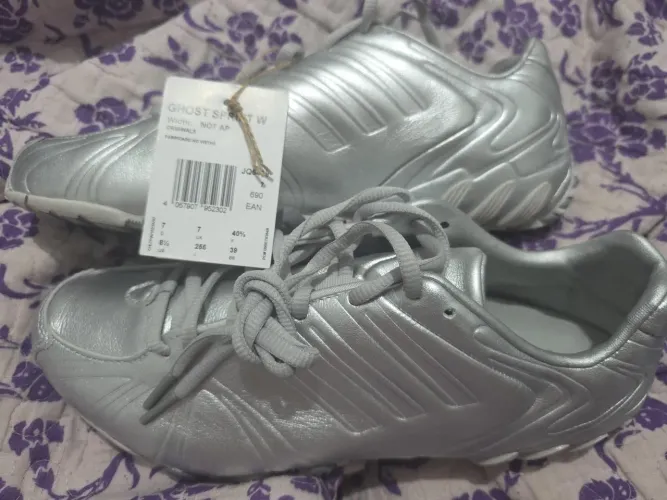 Chuteira sem trava Adidas Prateada
