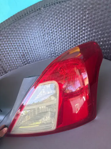 Par de lanternas para Nissan Versa