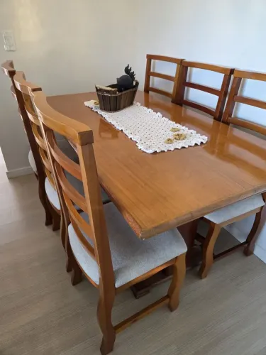 Mesa de Jantar em Madeira 1,60 m com 6 Cadeiras - Estofado Novo