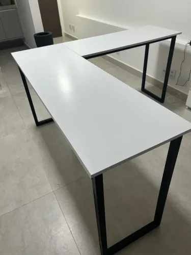 Mesa branca escritório
