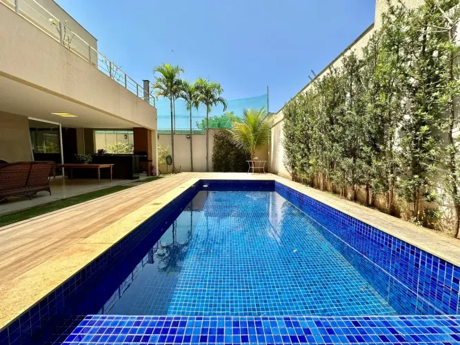 Sobrado em condomínio com 365 metros quadrados com 4 quartos em Goiânia!