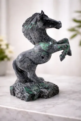 Escultura Cavalo em Pedra Natural com Esmeralda 5kg