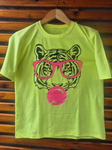 T-shirt néon super estilosa com estampa super alegre