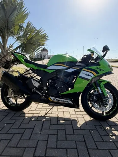 Vende-se ZX6r com 3 meses de uso.