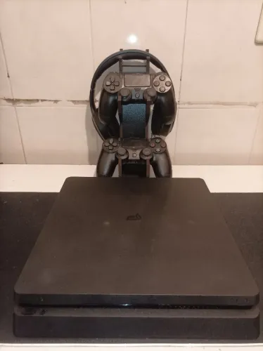 PlayStation 4 Slim 1TB + 2 Controles + Suporte + 3 Jogos Mídia Física