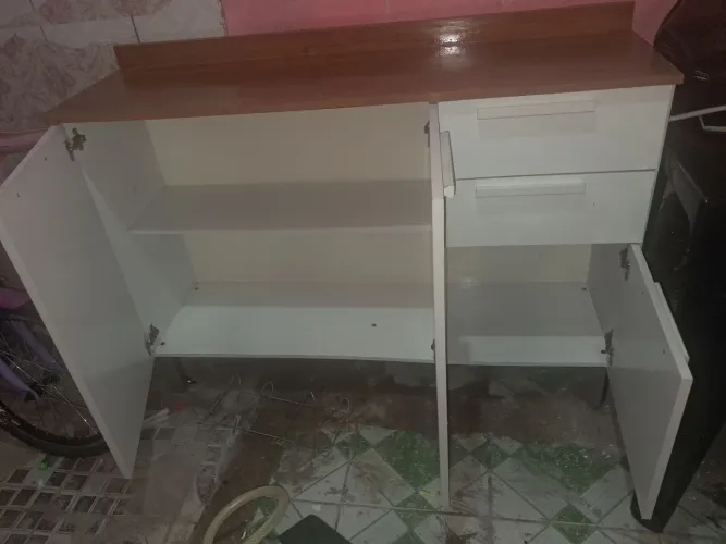 Armario  3 portas e 2 gavetas 