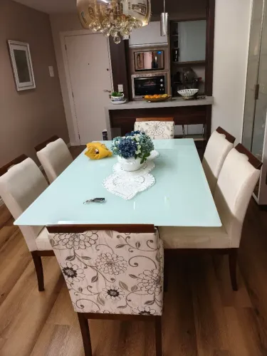 Seis cadeiras estofadas para mesa de jantar.