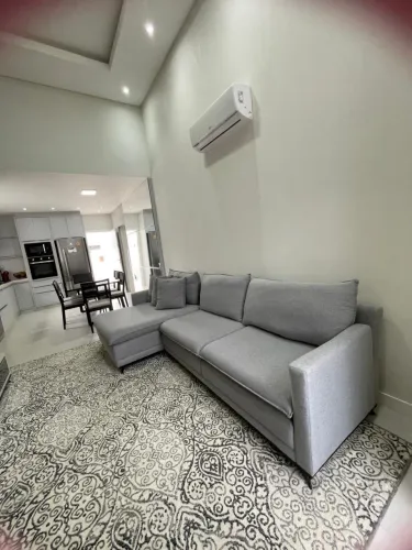 SOFÁ COM CHAISE DE LINHO