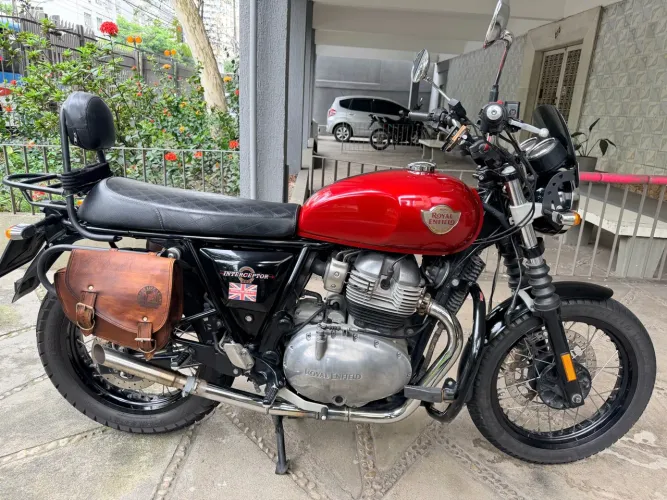 Moto super nova sem arranhões e muitos acessórios!