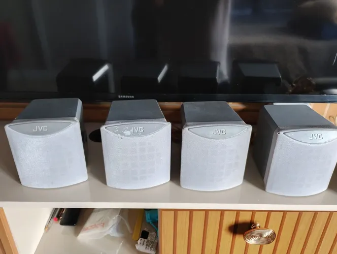 4 caixas JVC de home theater..