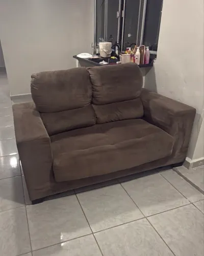 Sofá 2 lugares marrom muito confortável 