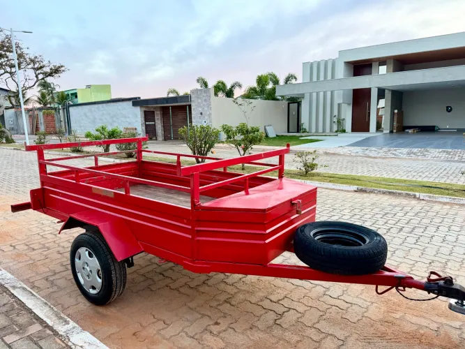 REBOQUE COM BAÚ, ESTEPE, PNEUS PIRELLI NOVOS, EMPLACADA EM BRASÍLIA 2,00 X 1,20, SEMI NOVA