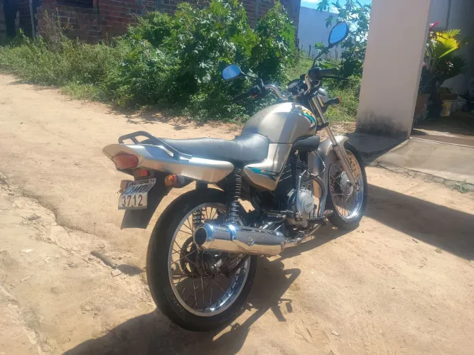 Yamaha YBR 125k, ano 2003 a pedal